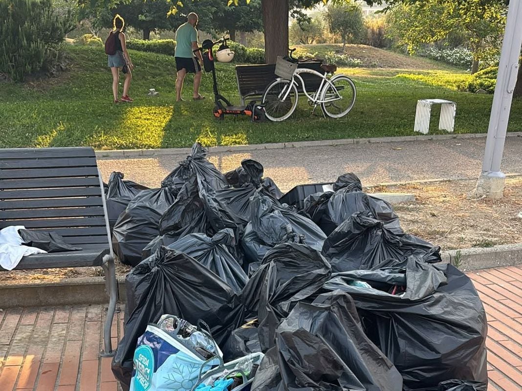 Imperia, la comunità peruviana ripulisce il parco urbano imperia spazzatura parco urbano