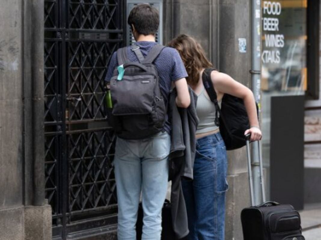Genova aumenterà la tassa di soggiorno ma solo per gli affitti brevi turisti portone