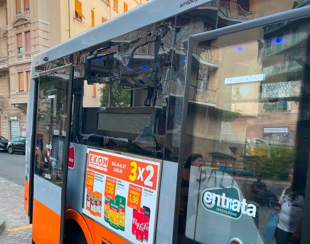 Genova, vetri rotti e autista del bus minacciato: indagini in corso Bus danneggiato Val Varenna