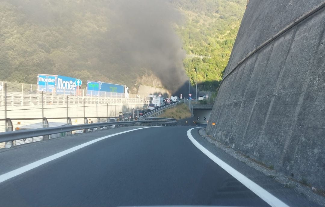 Autostrade, camion in fiamme dopo Genova Est: traffico completamente bloccato Camion a fuoco A12