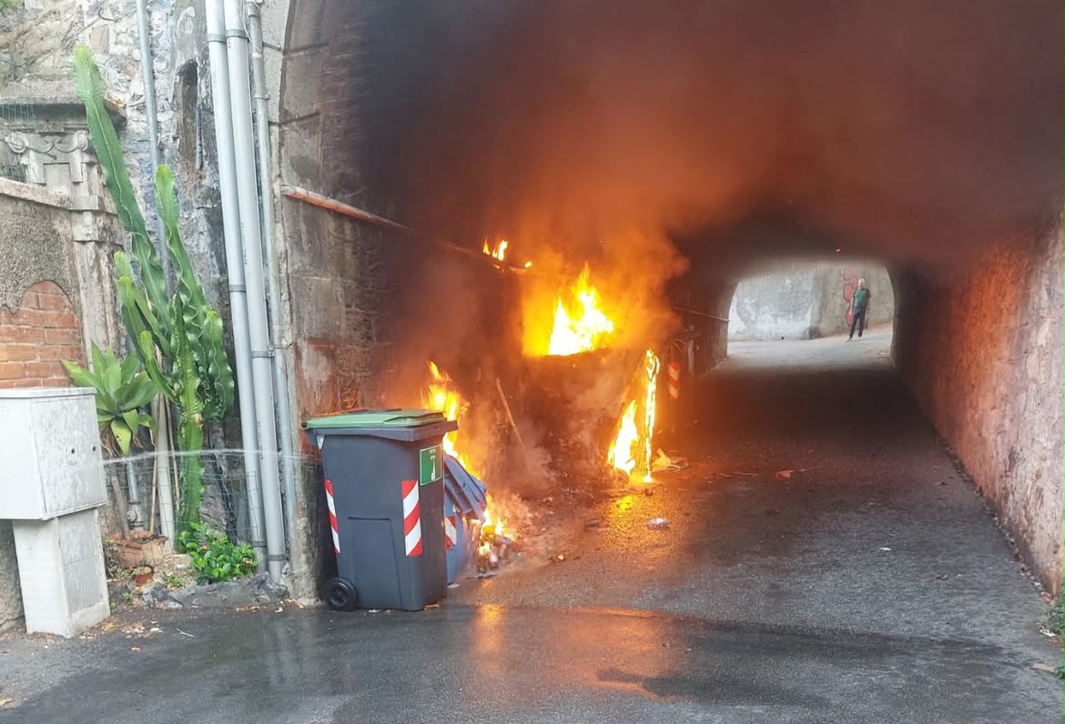 Genova, cassonetti a fuoco a Quinto: sul posto i vigili del fuoco Cassonetti a fuoco Quinto