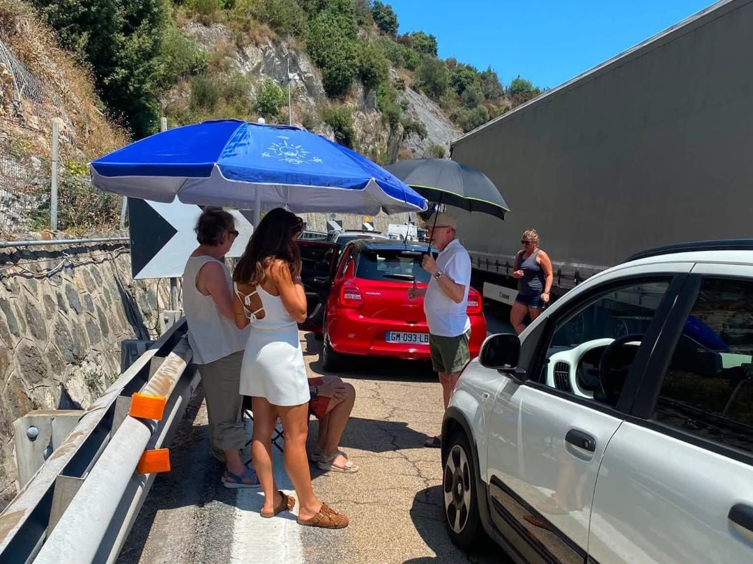 Camion ribaltato in A10, traffico ancora bloccato e spuntano gli ombrelloni Coda A10 ombrelloni