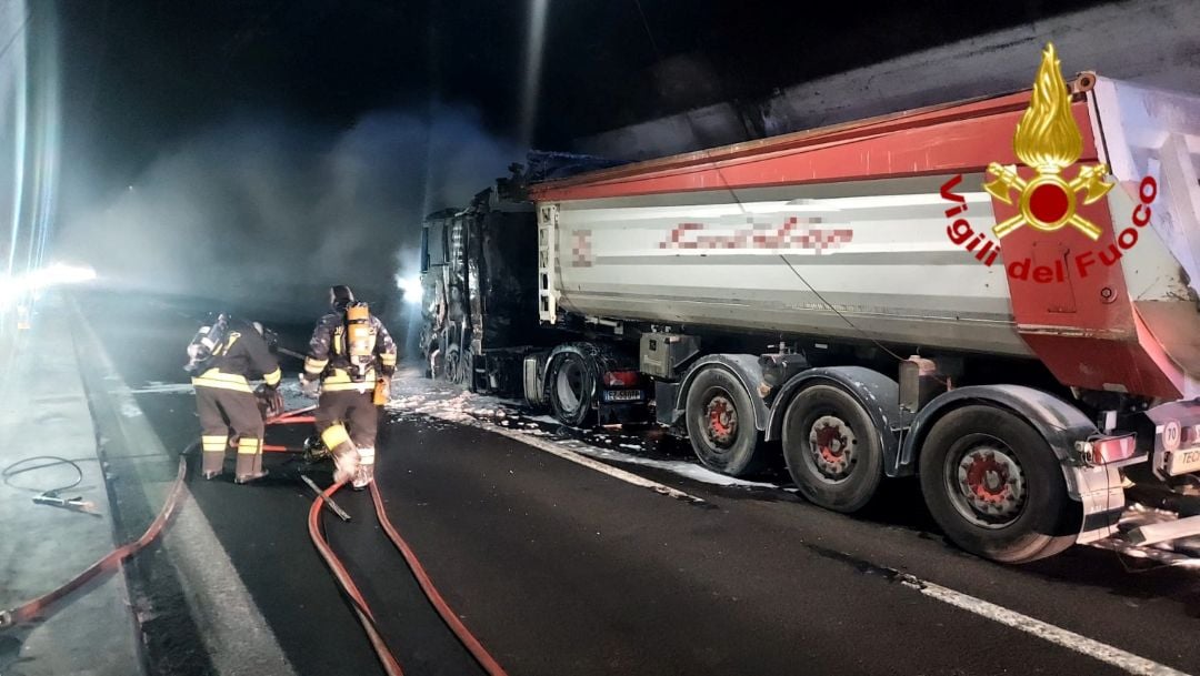 Autostrade, dopo sette ore riapre una carreggiata in A12 Incendio camion A12