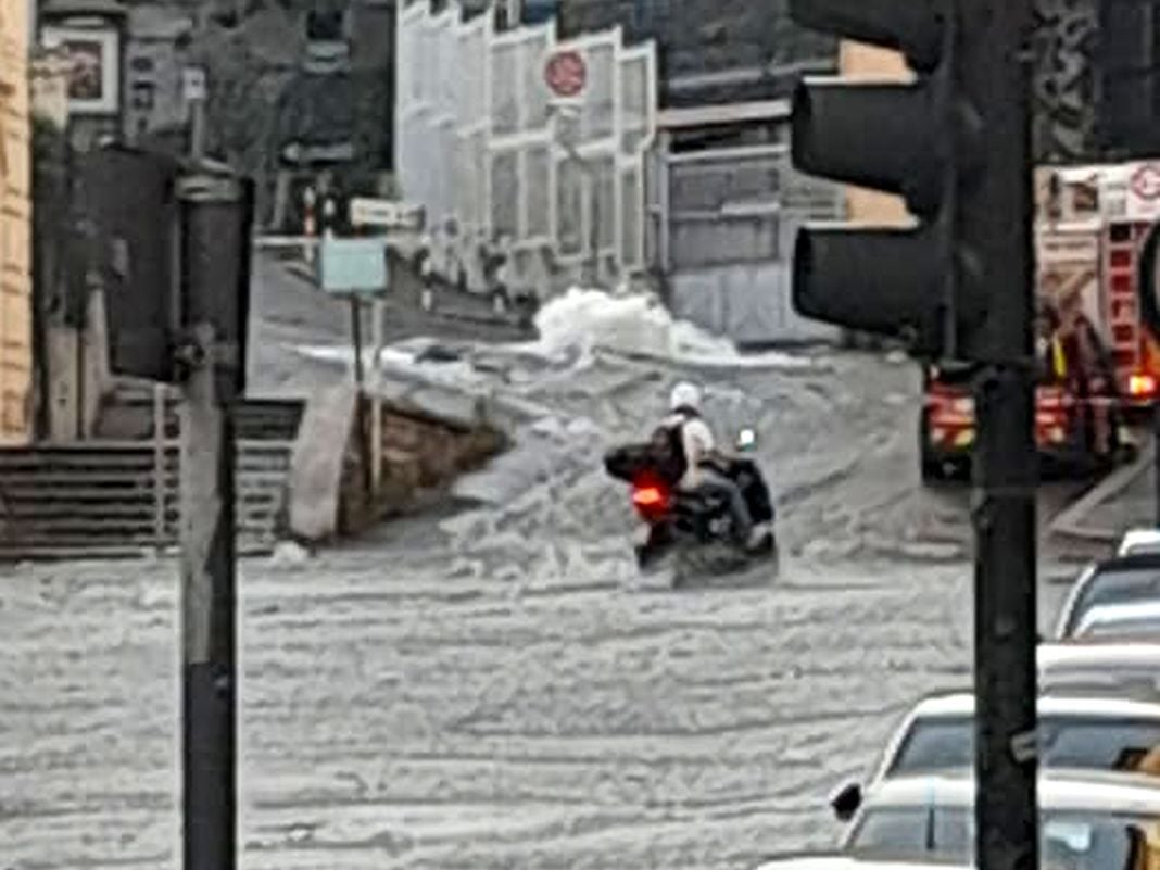 Albaro, tubo rotto e via Saluzzo trasformata in torrente albaro tubo rotto via saluzzo