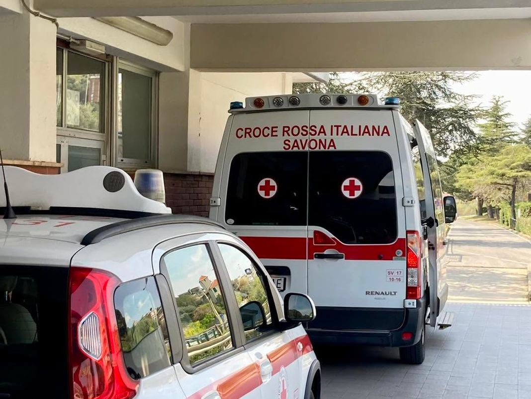 Savona, coltellate sulla spiaggia libera del prolungamento, ferito un uomo ambulanza savona