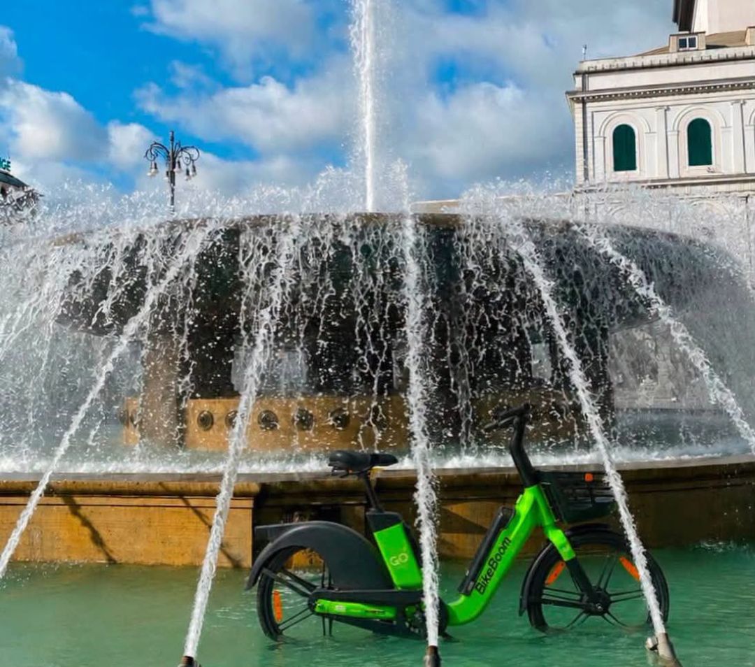 Genova, bici elettrica nella Fontana di De Ferrari bici elettrica piazza De Ferrari