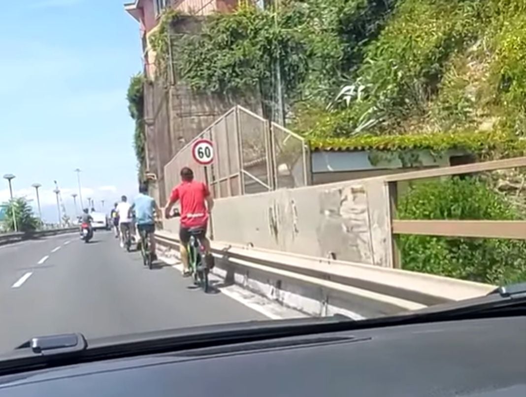 Genova, cinque biciclette del bike-sharing sulla Sopraelevata – VIDEO bike sharing sopraelevata genova