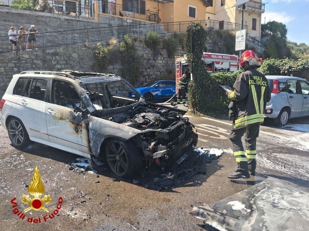 Camporosso, auto in fiamme in corso della Repubblica camporosso incendio auto