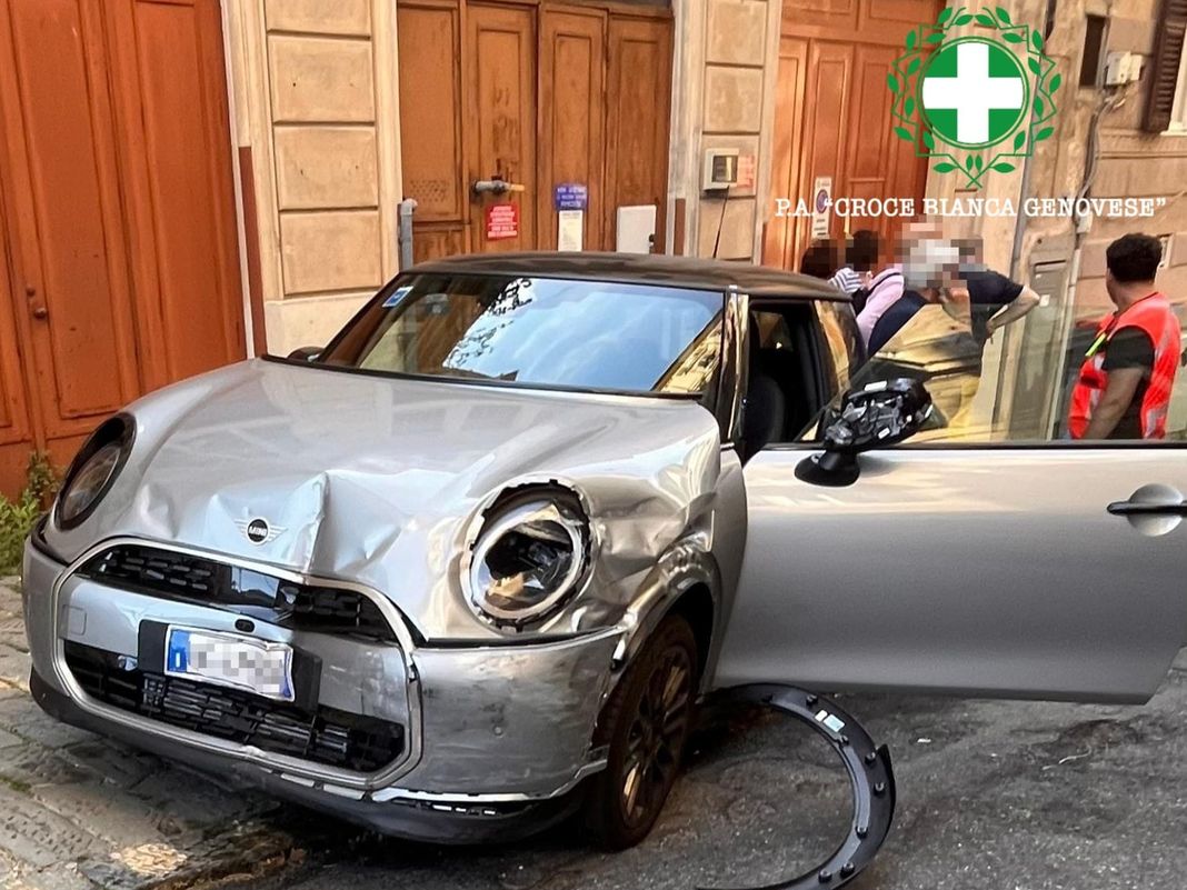Castelletto, imbocca contromano la strada e si schianta sulle auto in sosta castelletto incidente 7 luglio 2026