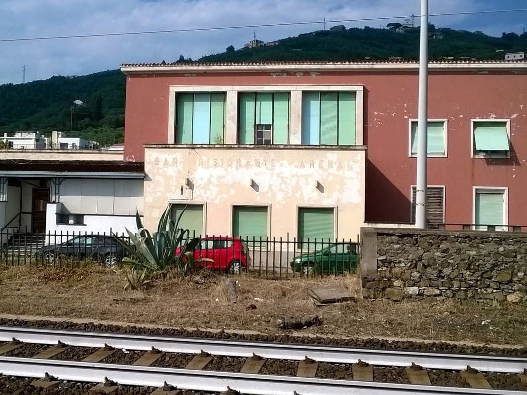 Lavagna, cadavere mummificato in un ex hotel, indagini