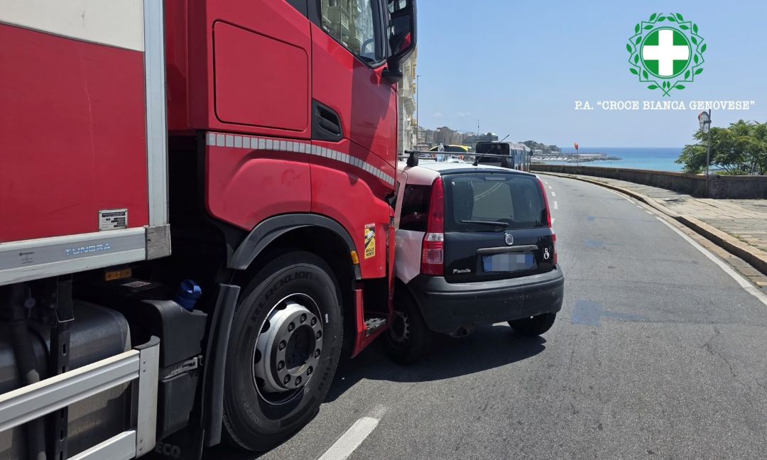 Genova, paura in corso Saffi: incidente auto-camion, vettura trascinata incidente corso Aurelio Saffi Genova