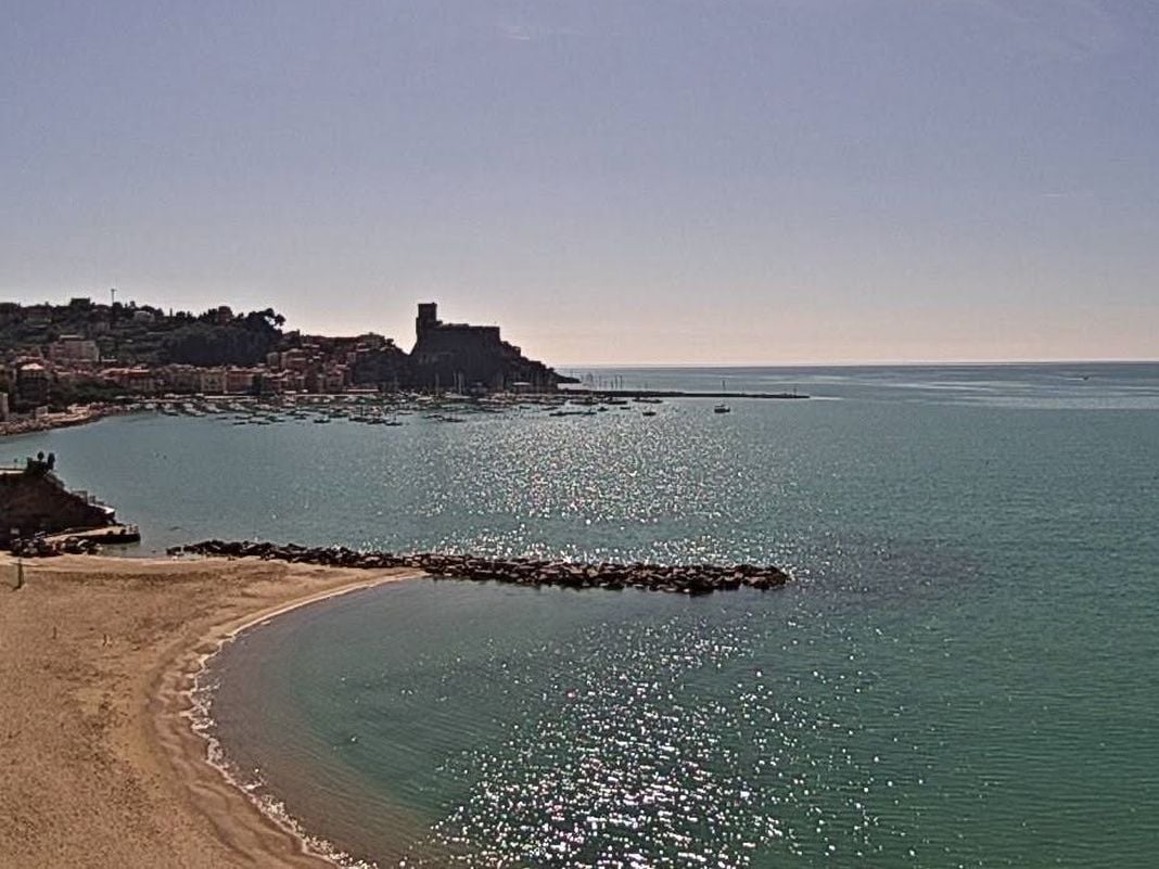 Lerici, ragazzine molestate da maniaco sulla spiaggia di Venere Azzurra lerici venere azzurra spiaggia