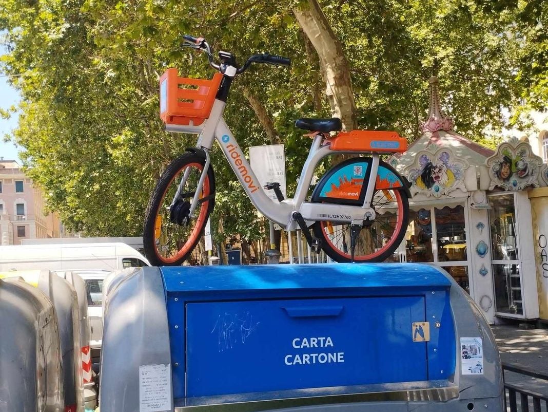 Genova, anche a Marassi la protesta contro le biciclette abbandonate Marassi bike sharing protesta