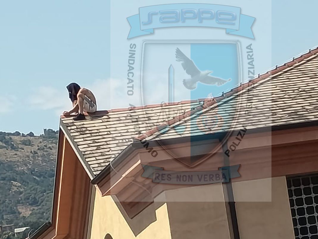 Genova, detenuto sul tetto del carcere di Marassi si consegna dopo 8 ore detenuto tetto carcere marassi