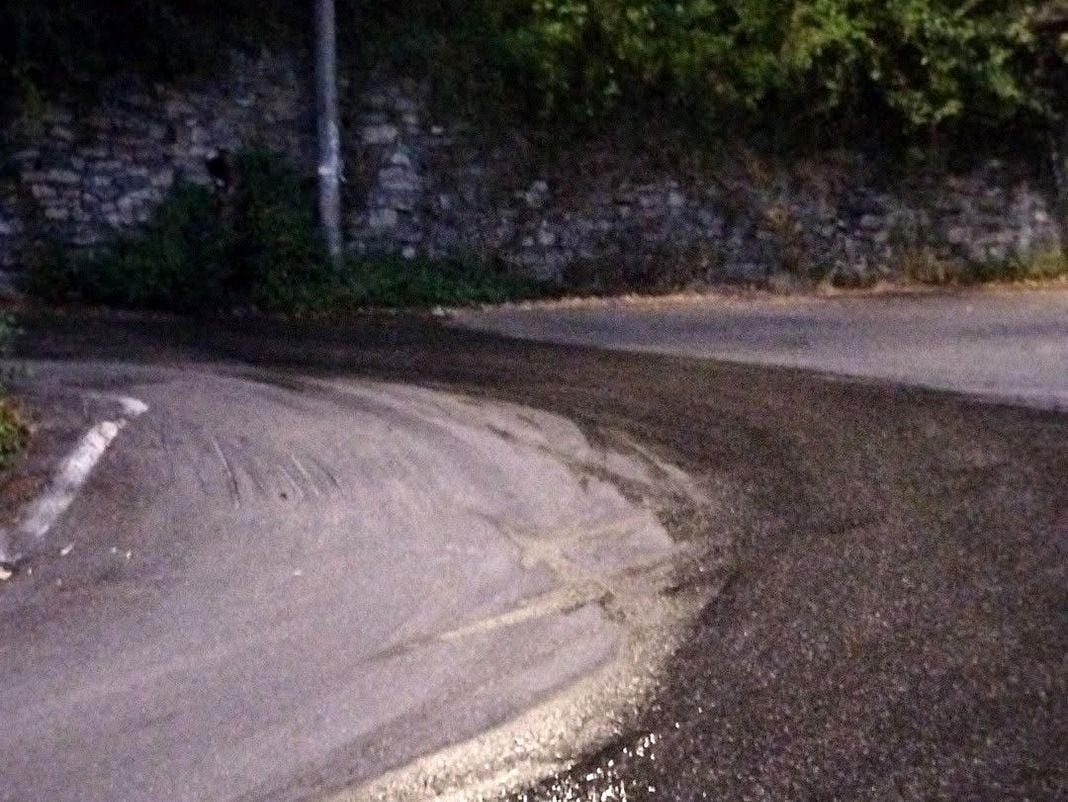 Genova, fogna in mezzo alla strada per Pino Sottano Pino sottano fogna strada
