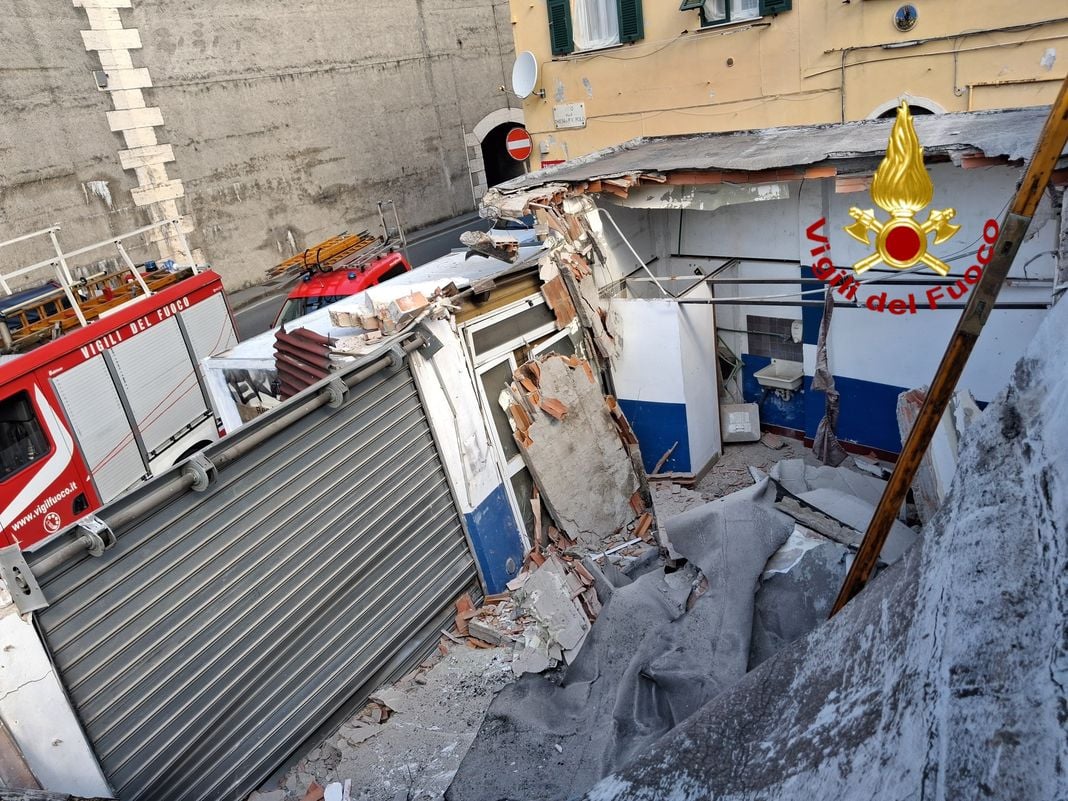 Genova, magazzino crollato a Rivarolo, controlli alla struttura rivarolo crollo soletta magazzino