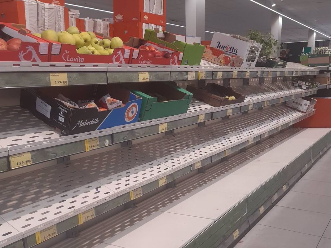 Scaffali vuoti nei supermercati In’s per la protesta ad oltranza scaffali vuoti in's supermercato